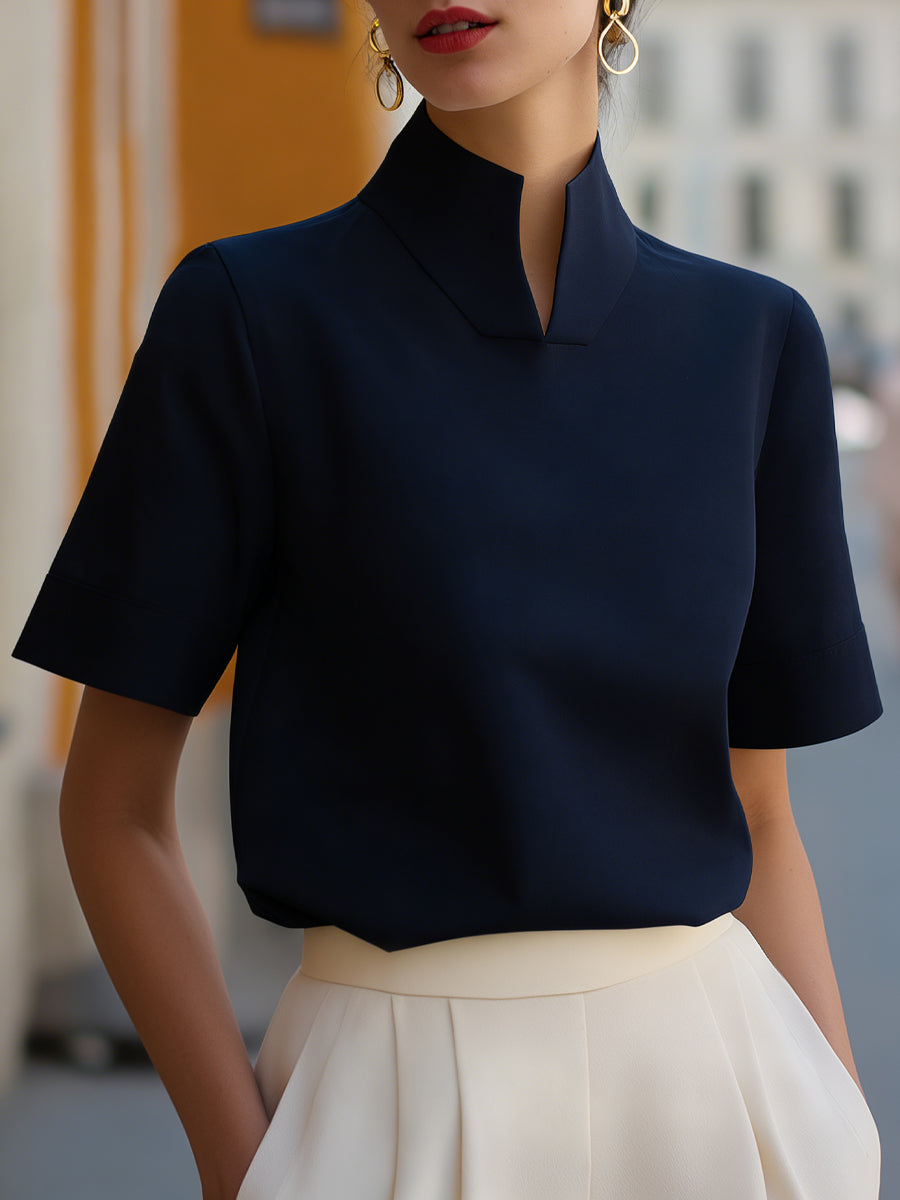 Minimalistisk struktureret bluse med opstående krave