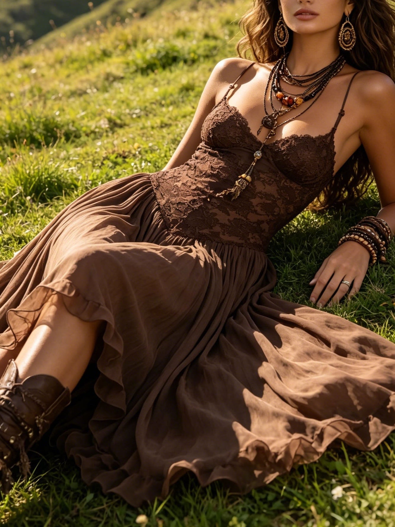 Amelie – Mørkebrun chiffon-maxikjole