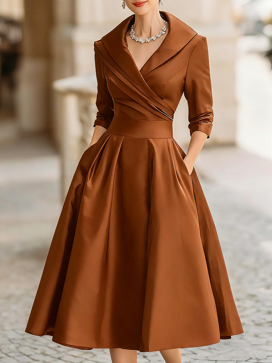 Vintage-inspireret midikjole i satin med draperet krave