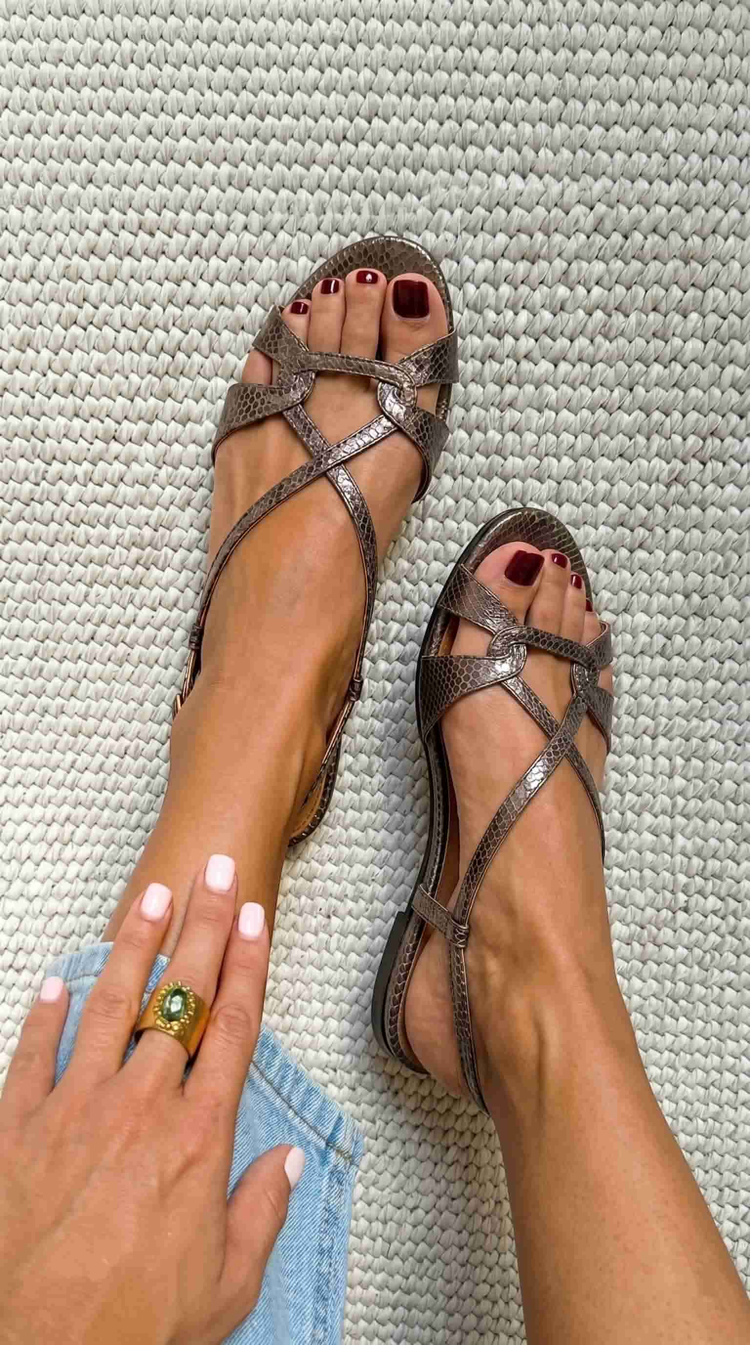 Flade slingback-sandaler med slangeeffekt i bronze og åben tå