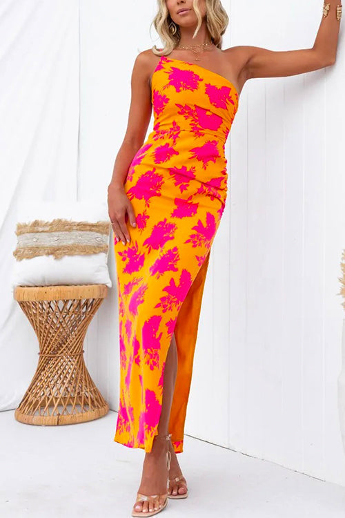 Lang one-shoulder-kjole med slids i siden og elegant print
