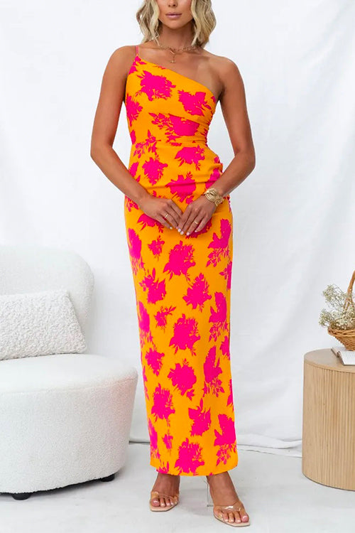 Lang one-shoulder-kjole med slids i siden og elegant print