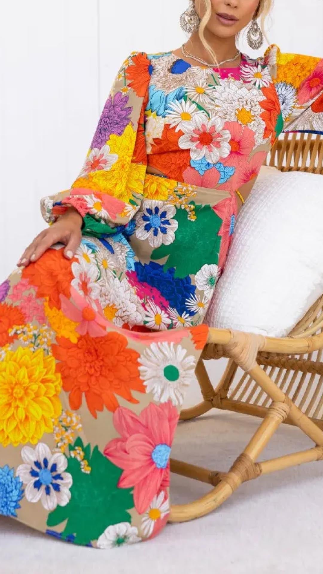 Lang kjole med åben ryg og elastisk blomsterkant