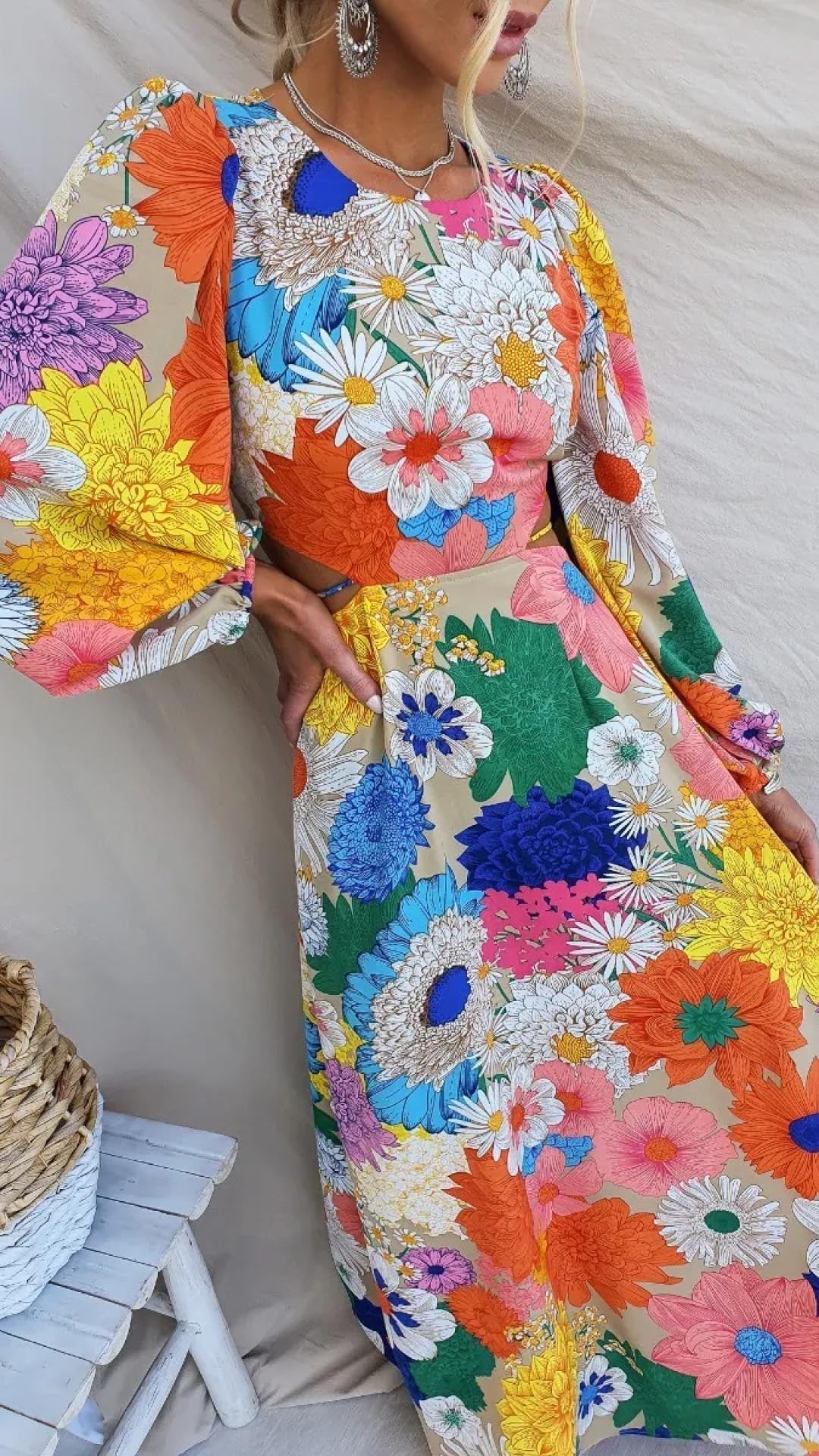 Lang kjole med åben ryg og elastisk blomsterkant