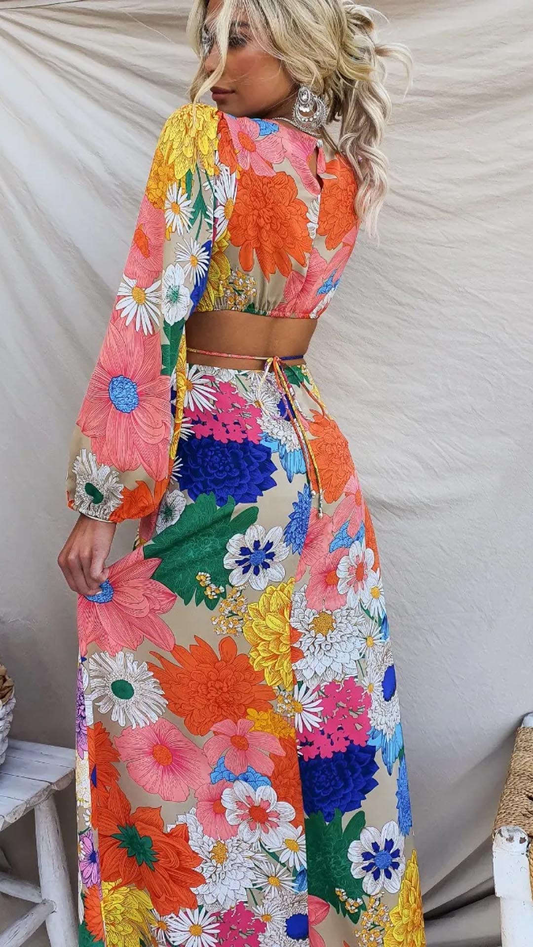 Lang kjole med åben ryg og elastisk blomsterkant