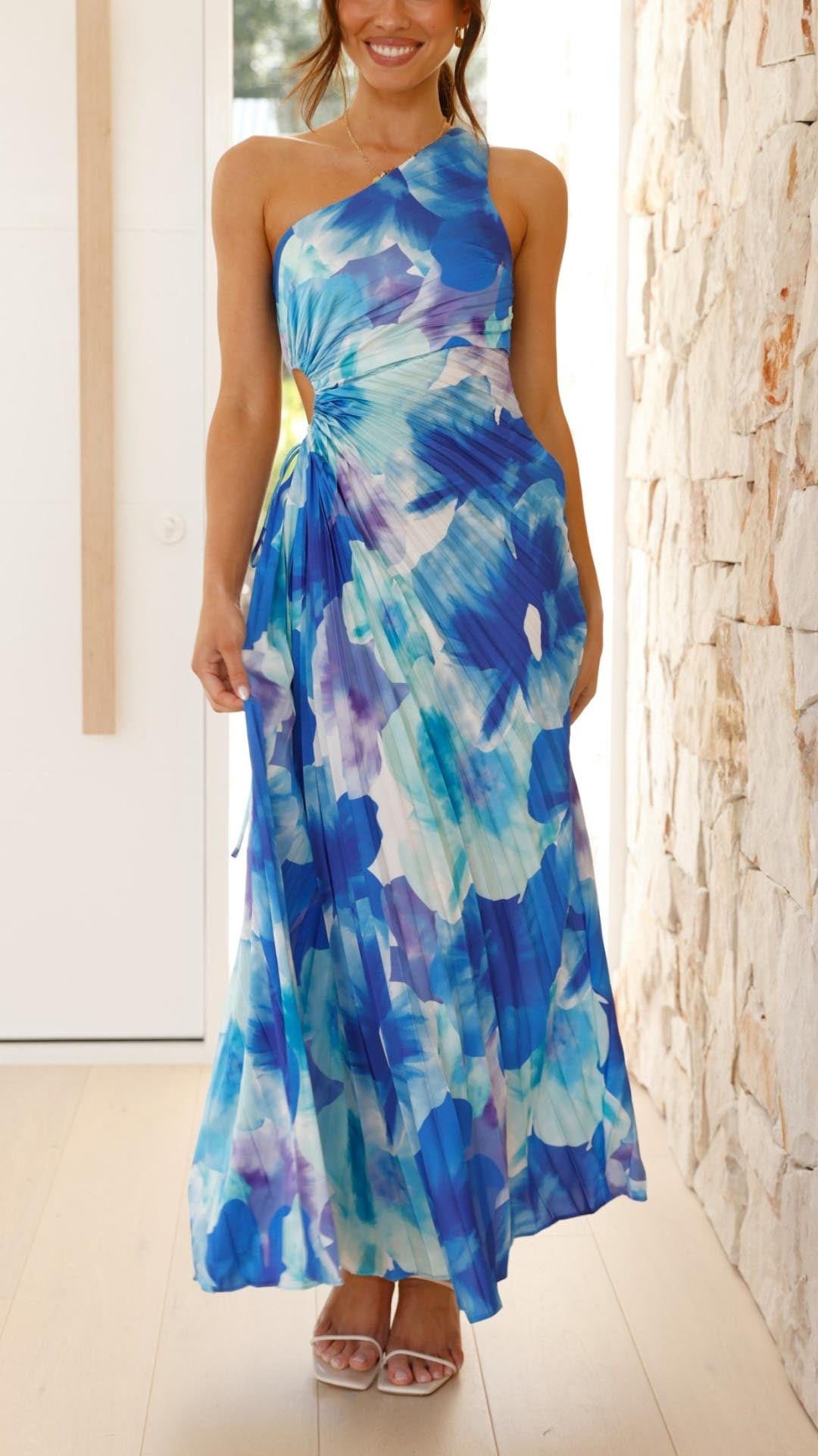 Blå, off-the-shoulder, lang kjole med blomstermønster og plisseret skørt