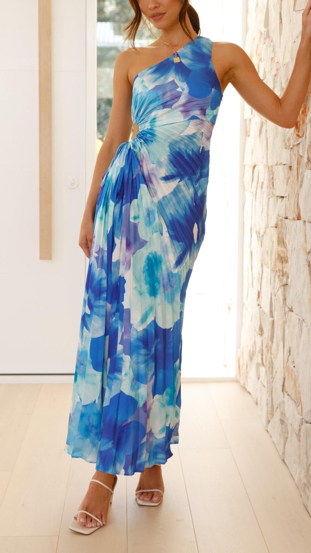 Blå, off-the-shoulder, lang kjole med blomstermønster og plisseret skørt