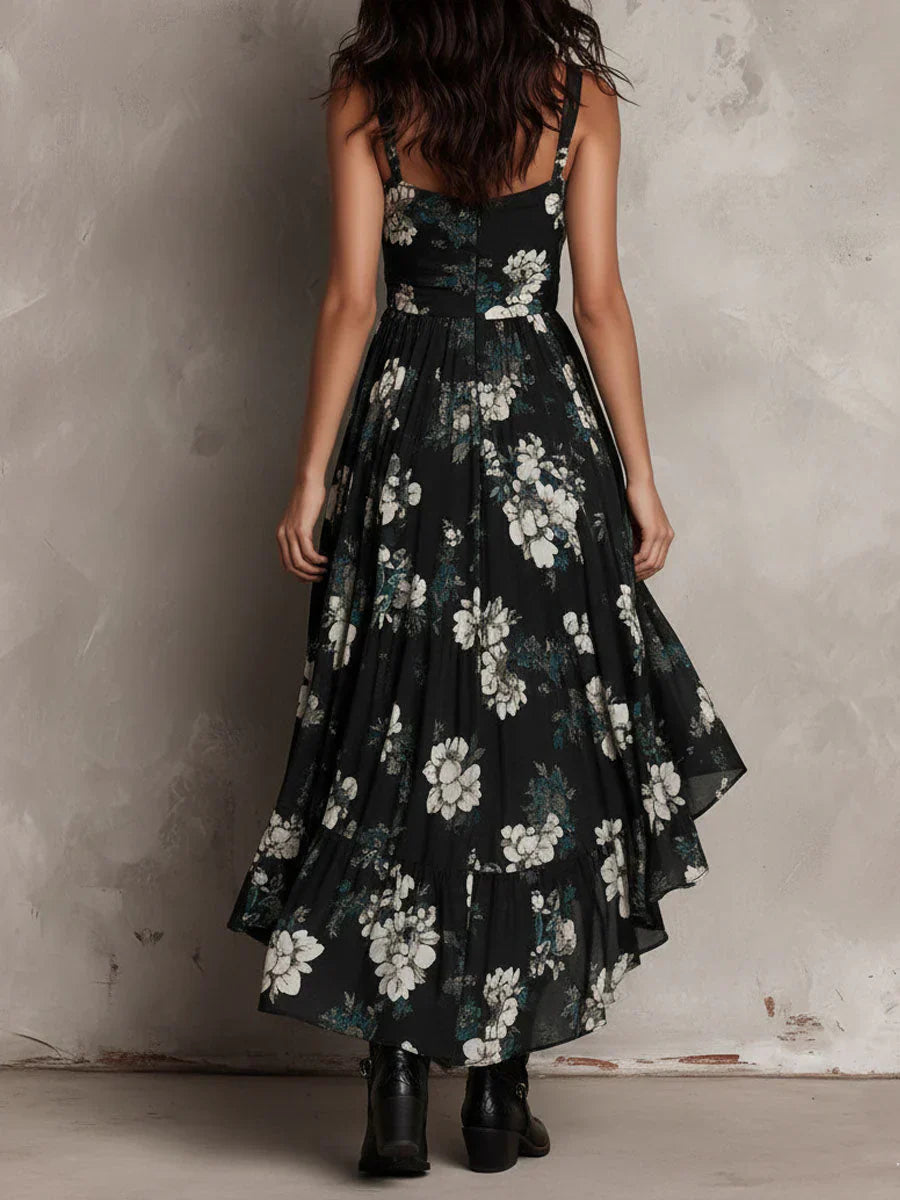 Sort lang stropløs kjole i boho-stil med blomsterprint og asymmetrisk snit
