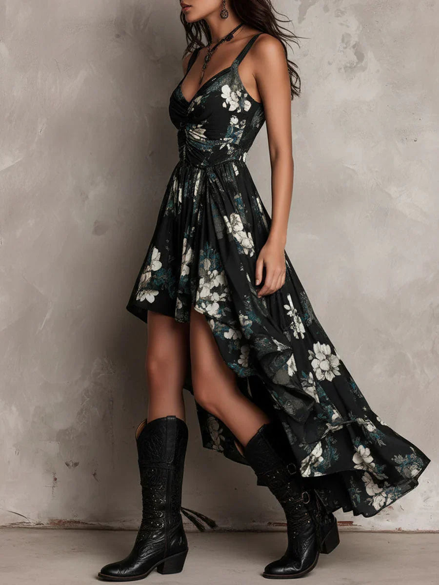 Sort lang stropløs kjole i boho-stil med blomsterprint og asymmetrisk snit