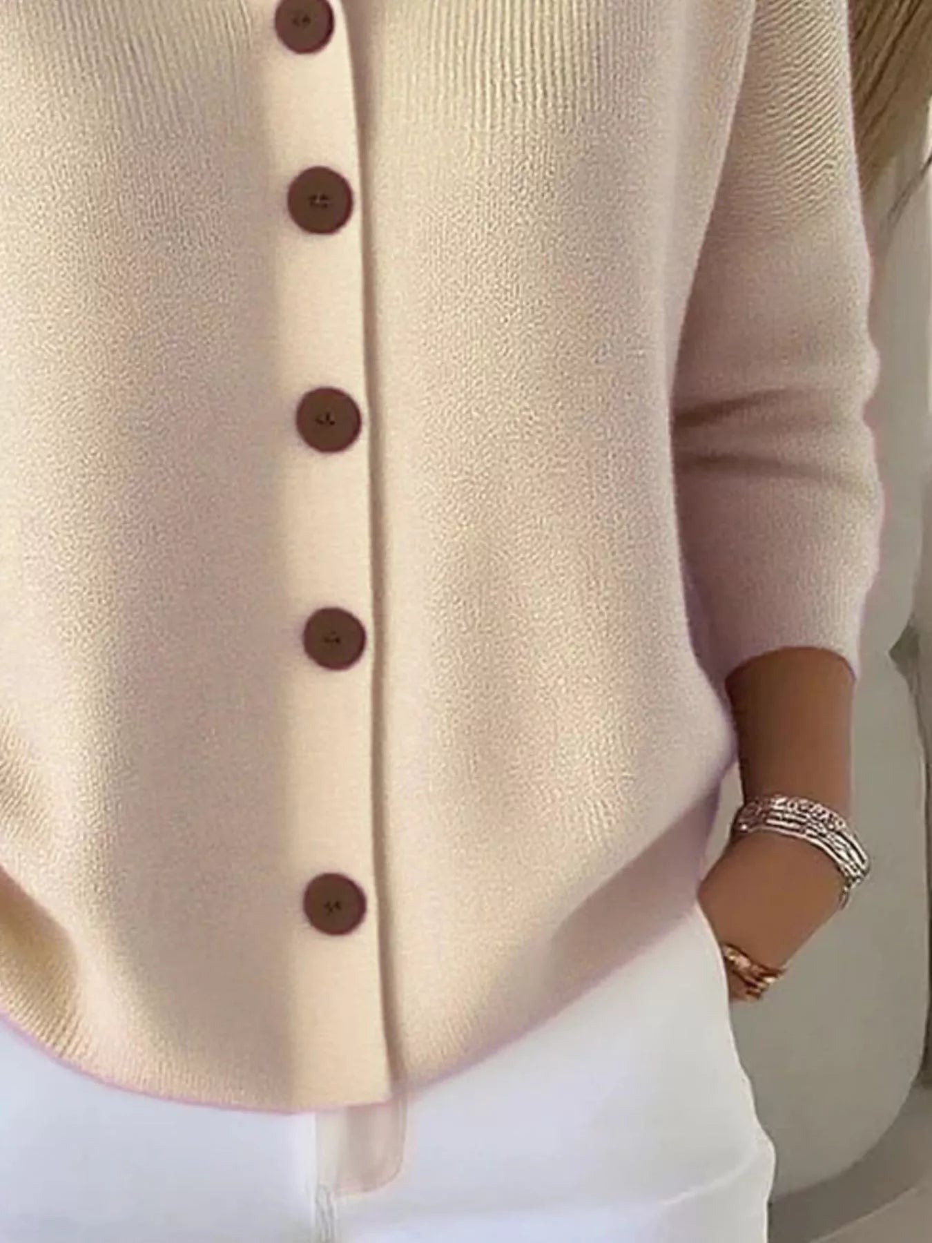 Mila™ – Elegant Striktrøje med Knapper