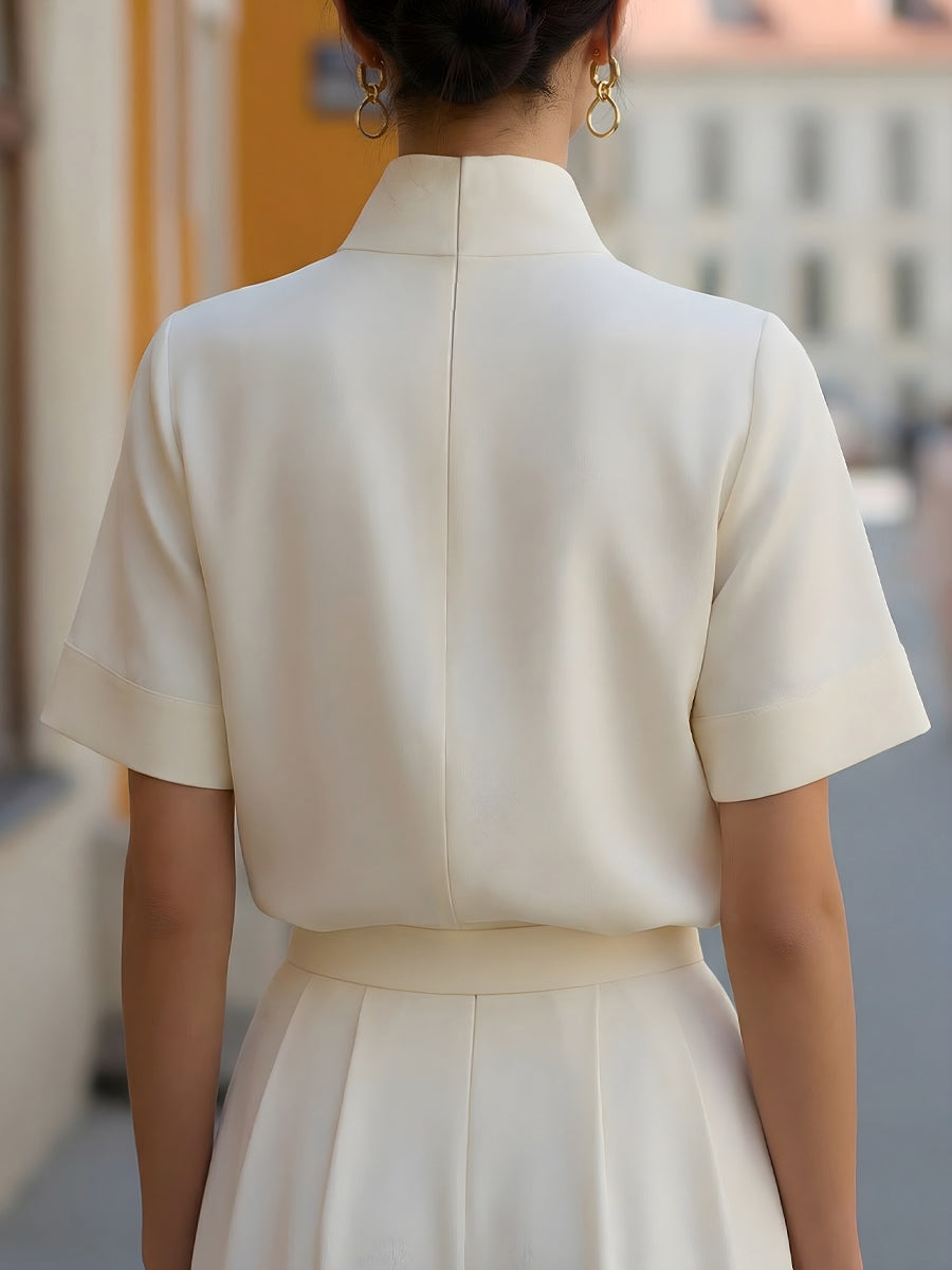 Minimalistisk struktureret bluse med opstående krave