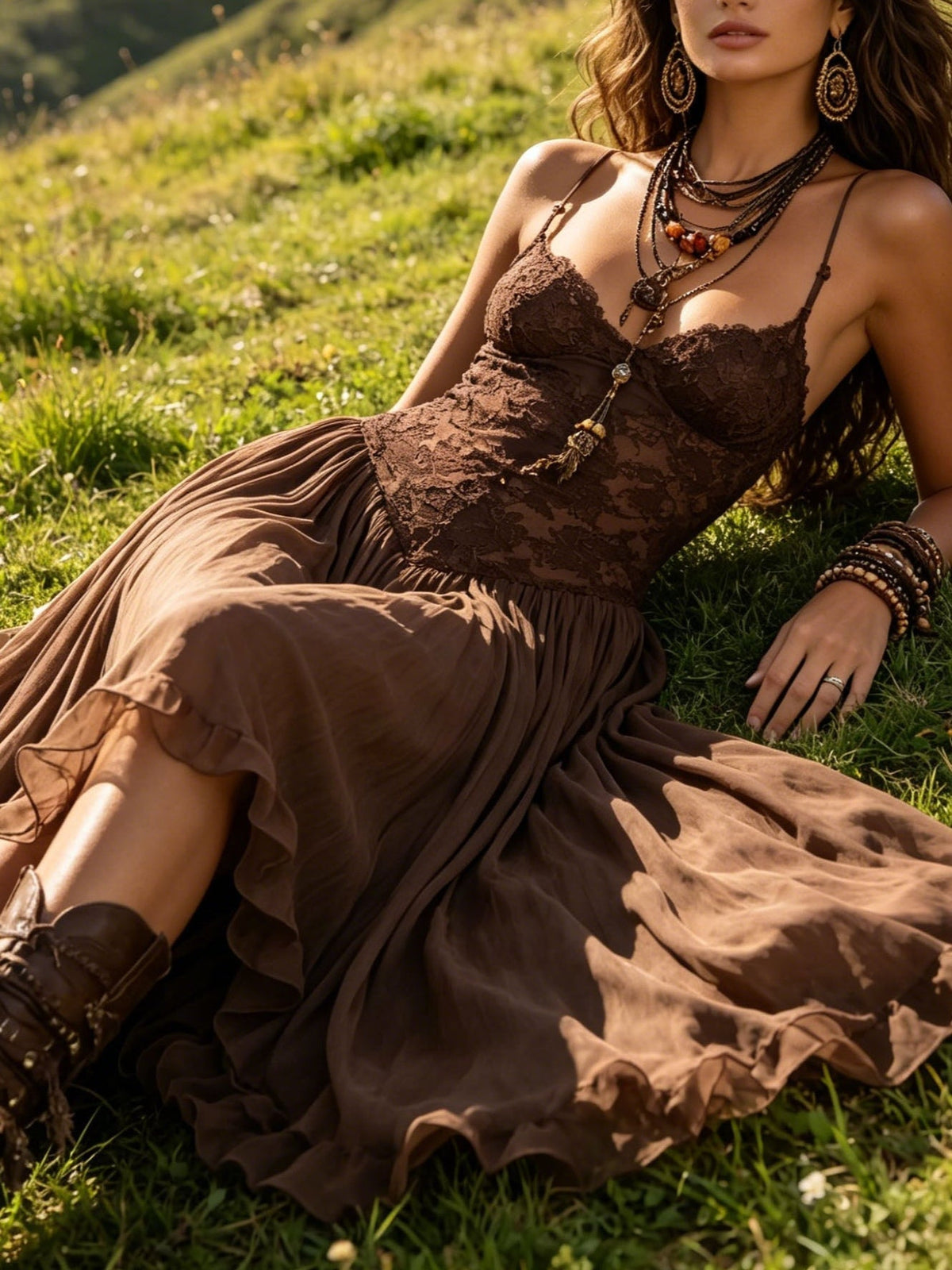 Amelie – Mørkebrun chiffon-maxikjole