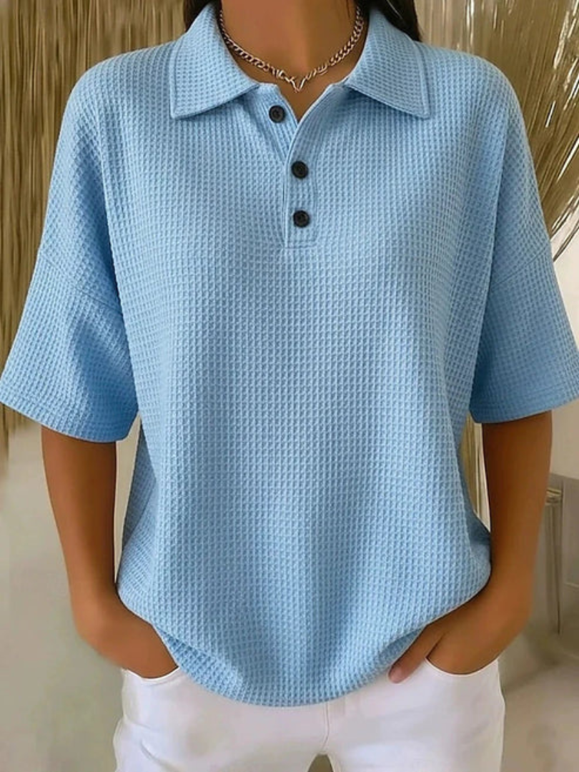 Celena– Komfortabel polo-bluse med vaffelstruktur