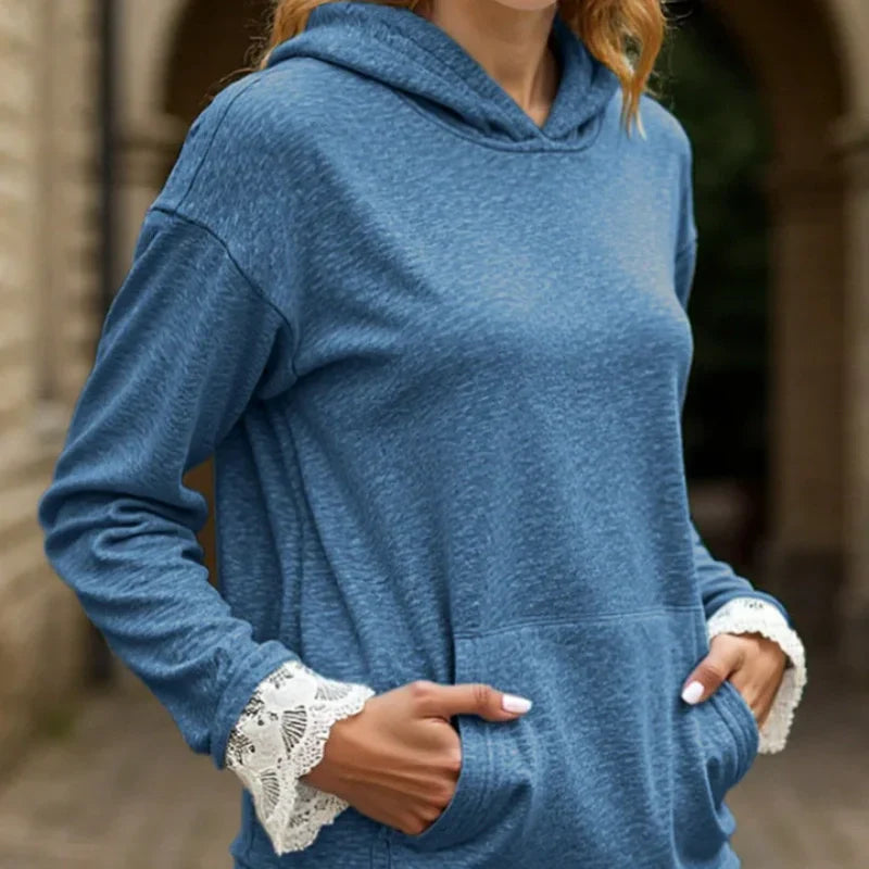 Aveline – Hoodie med blonder og blød komfort