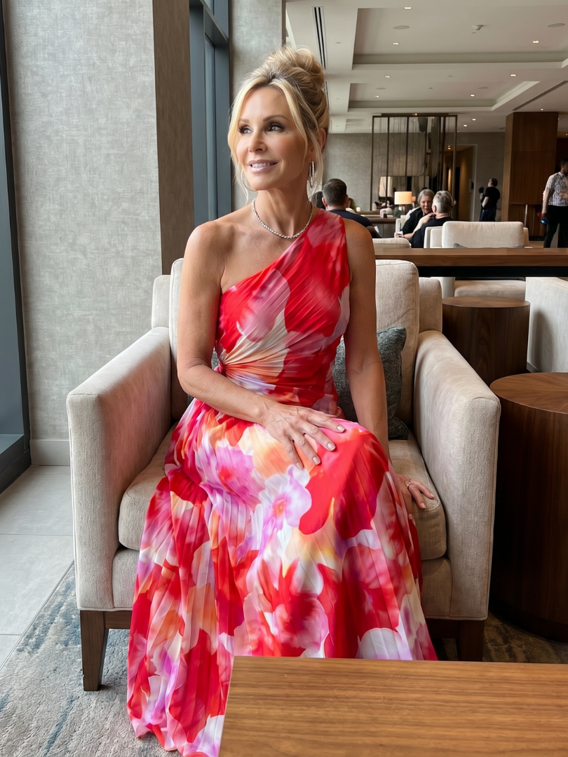 Taya | One-shoulder-kjole med plisseret midi-overdel