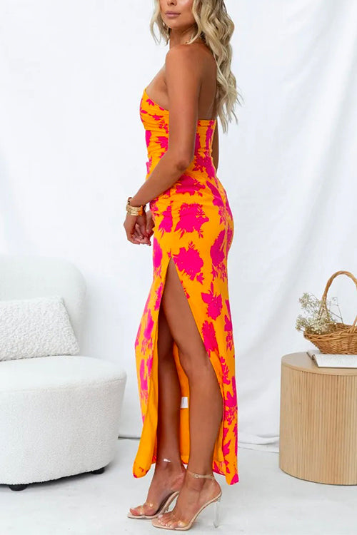 Lang one-shoulder-kjole med slids i siden og elegant print