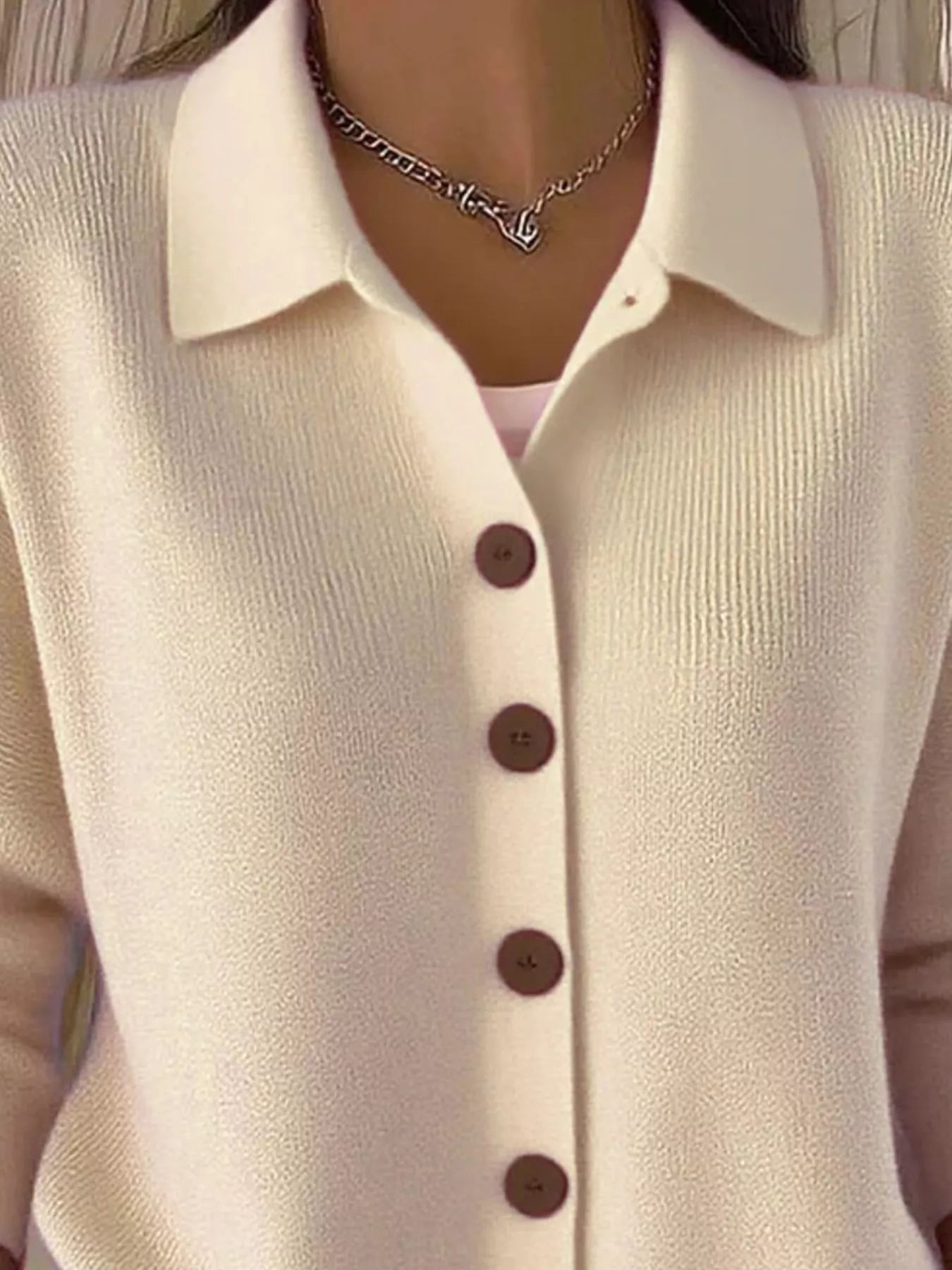 Mila™ – Elegant Striktrøje med Knapper