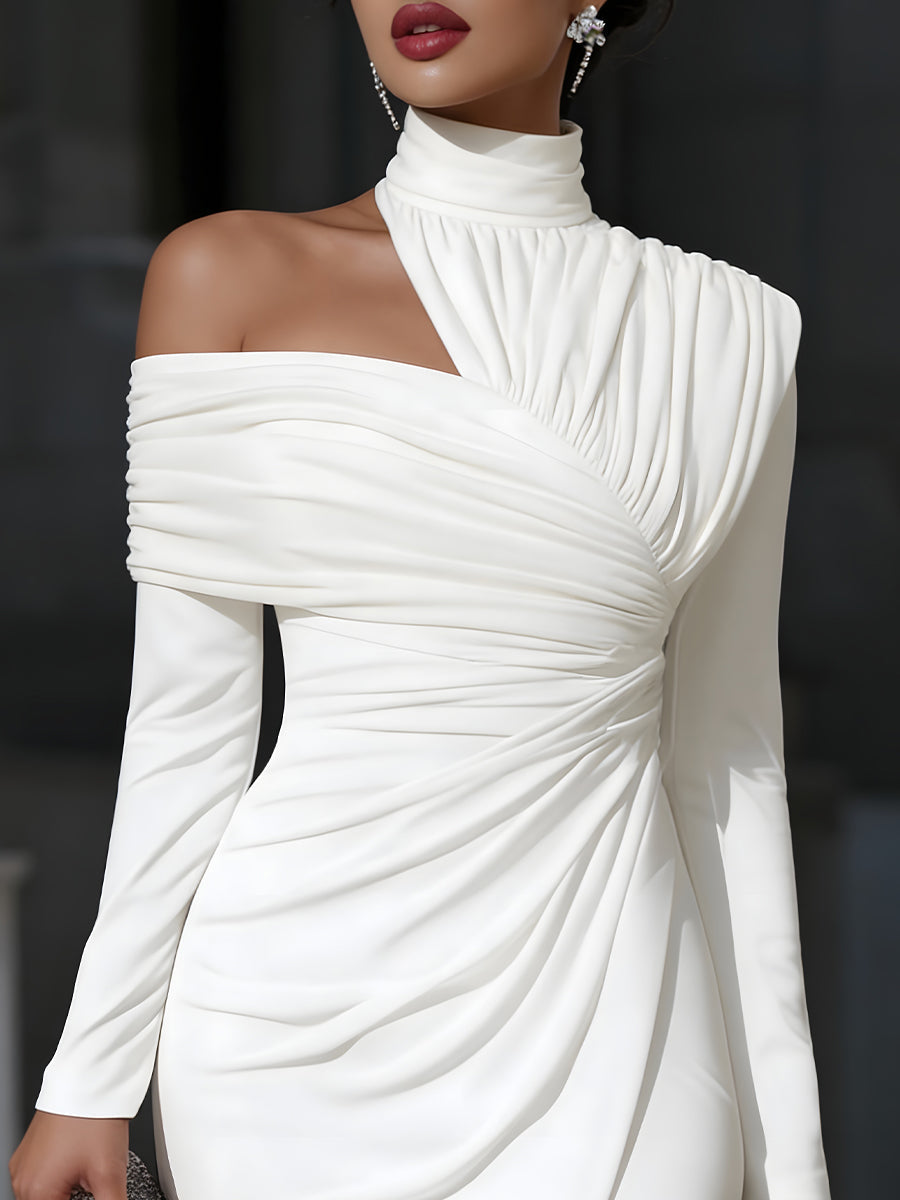 Asymmetrisk draperet aftenkjole med høj krave og one-shoulder-design