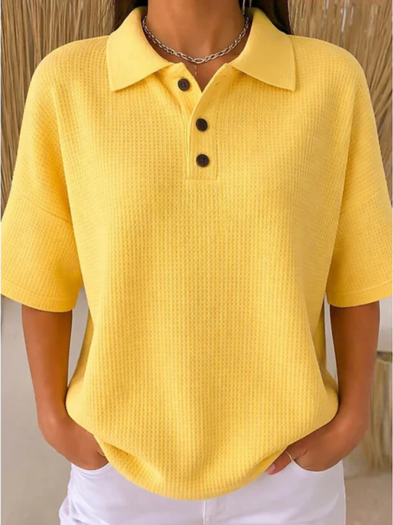 Celena– Komfortabel polo-bluse med vaffelstruktur