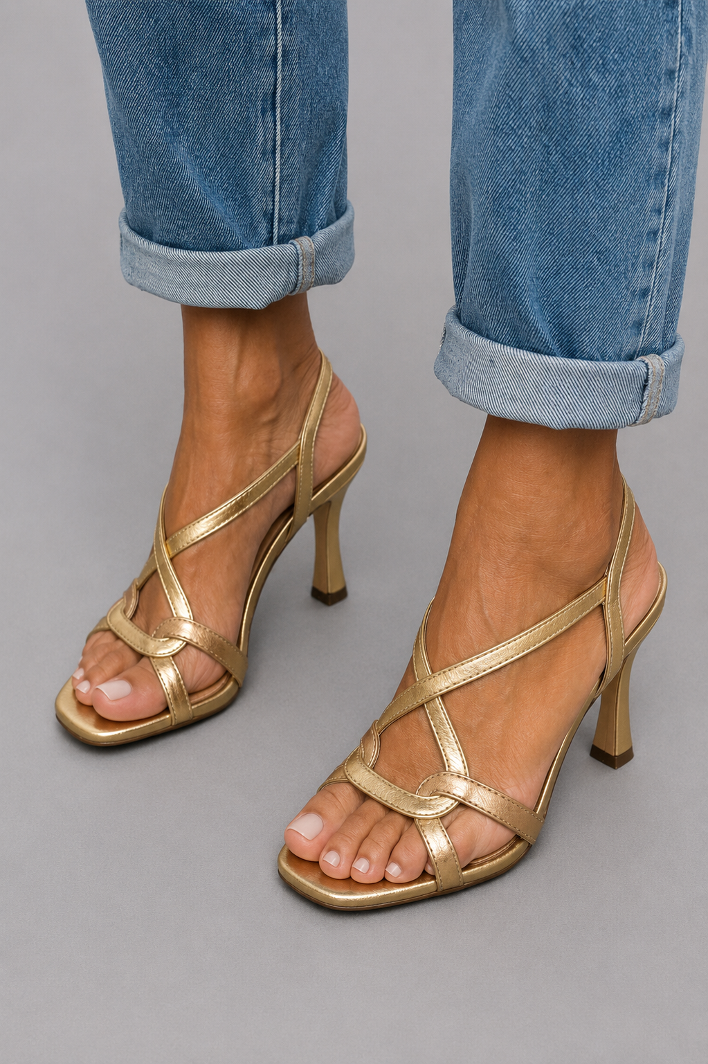 Cassie – Gyldne sandaler med krydsremme