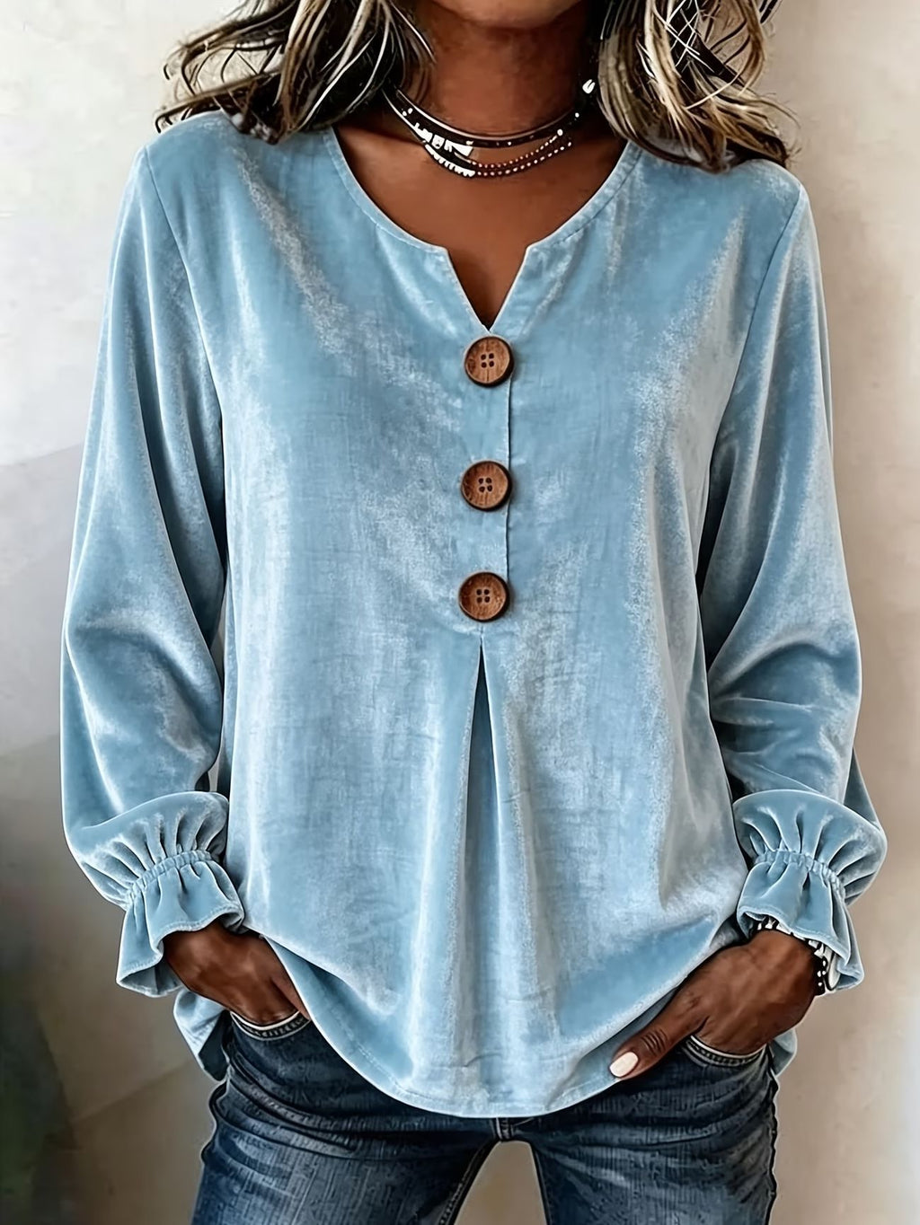 Karla – Blød bluse med V-hals og knapper