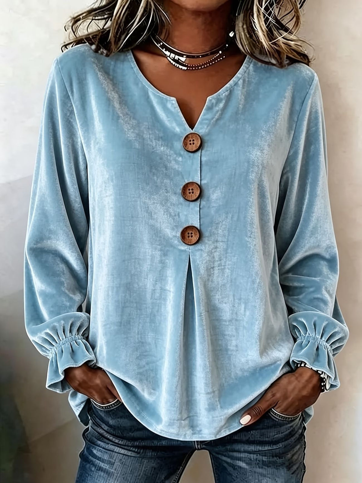 Karla – Blød bluse med V-hals og knapper