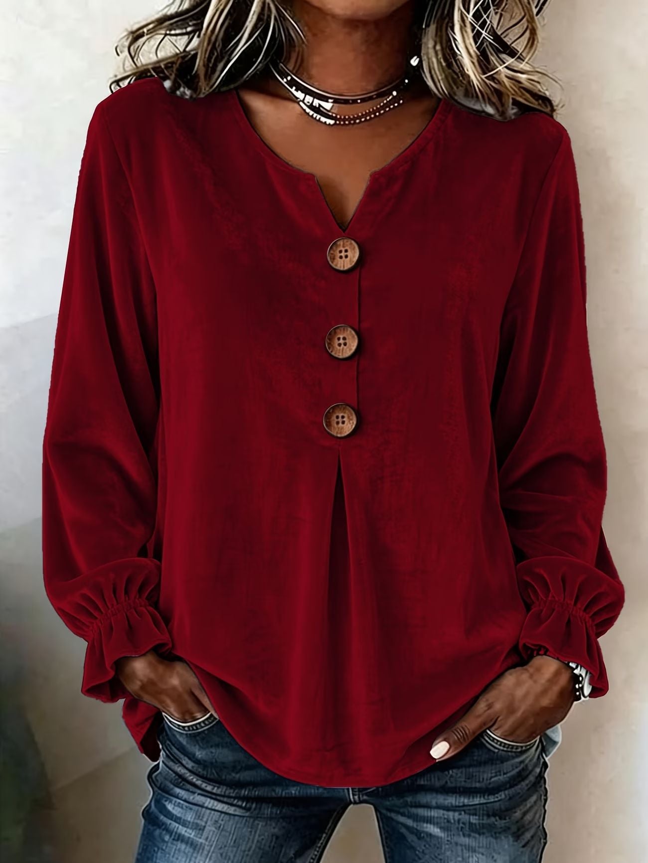 Karla – Blød bluse med V-hals og knapper