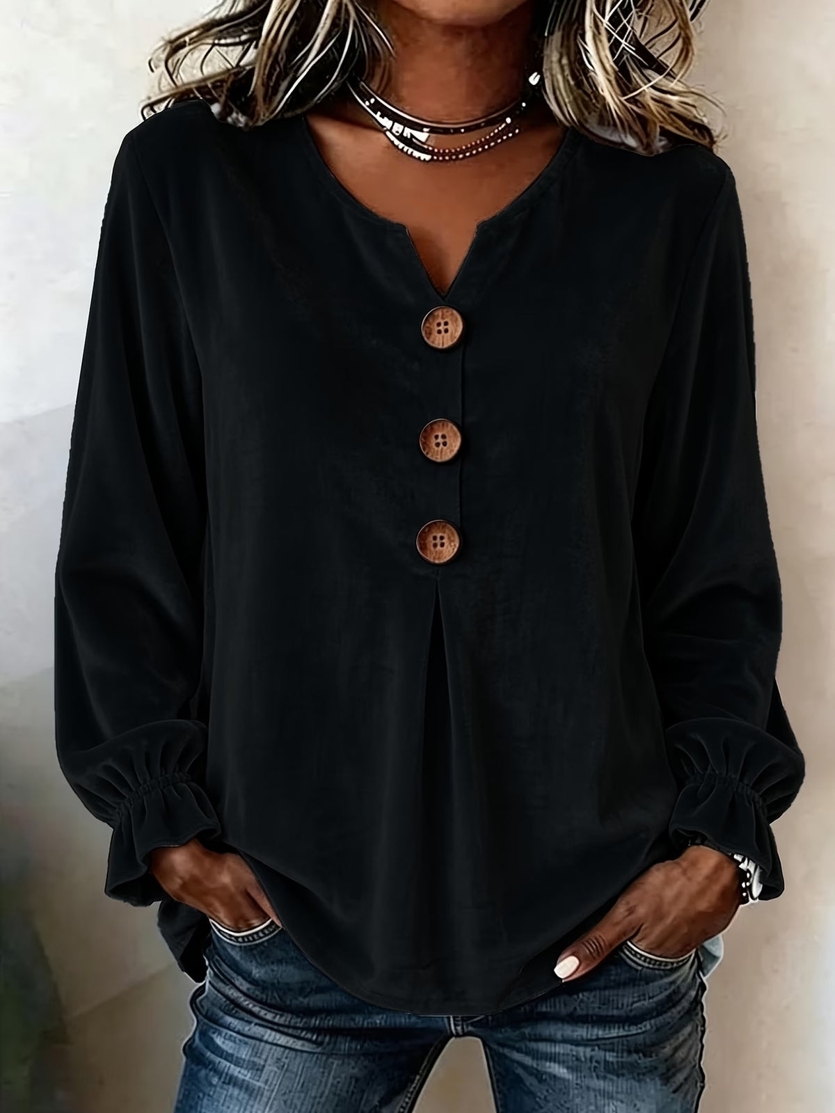 Karla – Blød bluse med V-hals og knapper