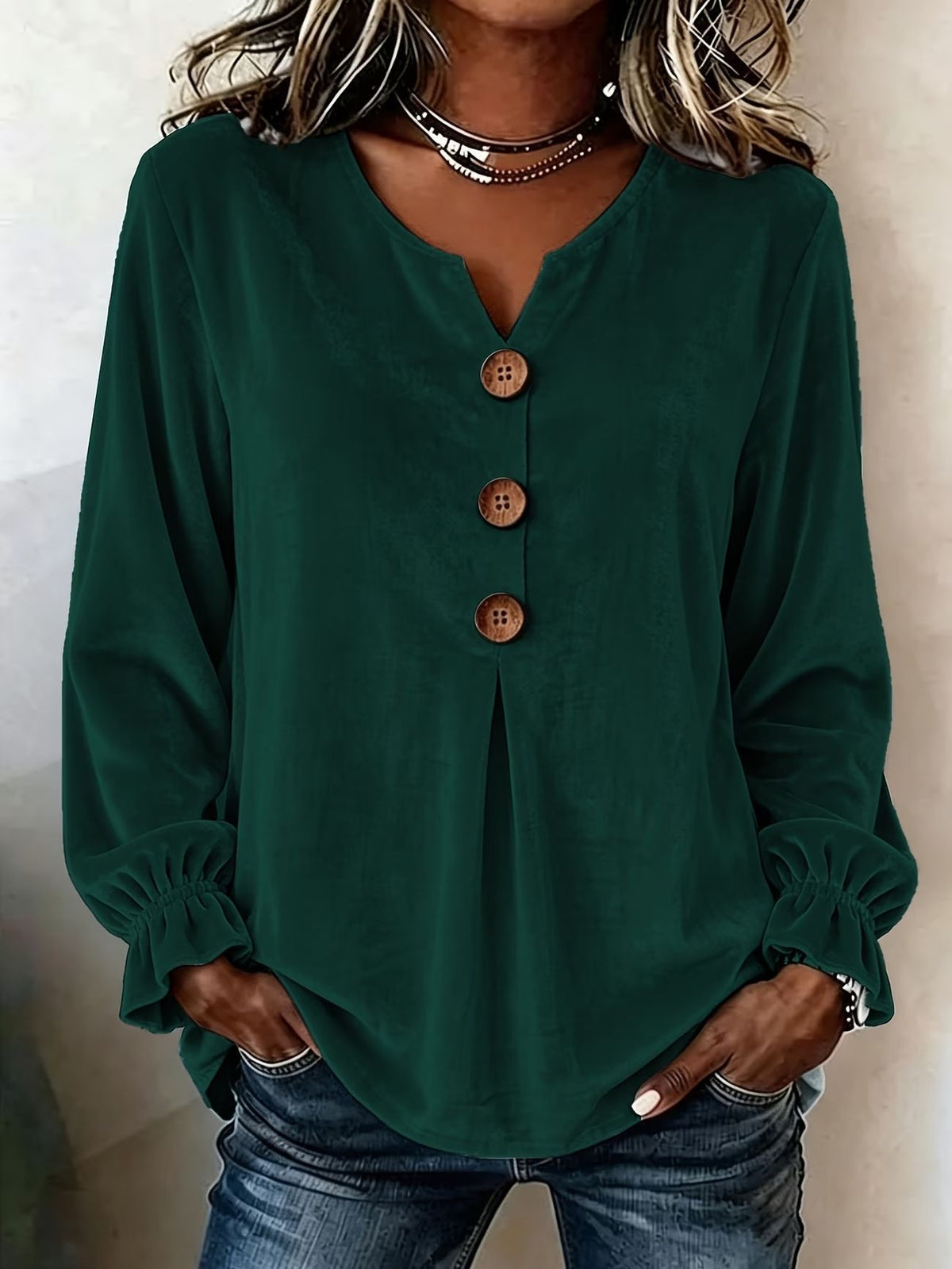 Karla – Blød bluse med V-hals og knapper