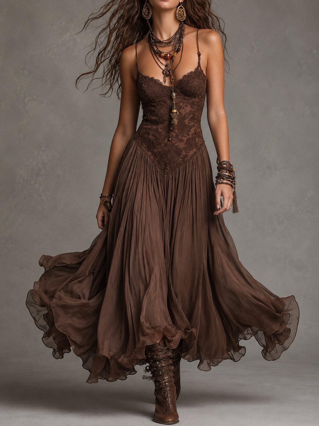 Amelie – Mørkebrun chiffon-maxikjole
