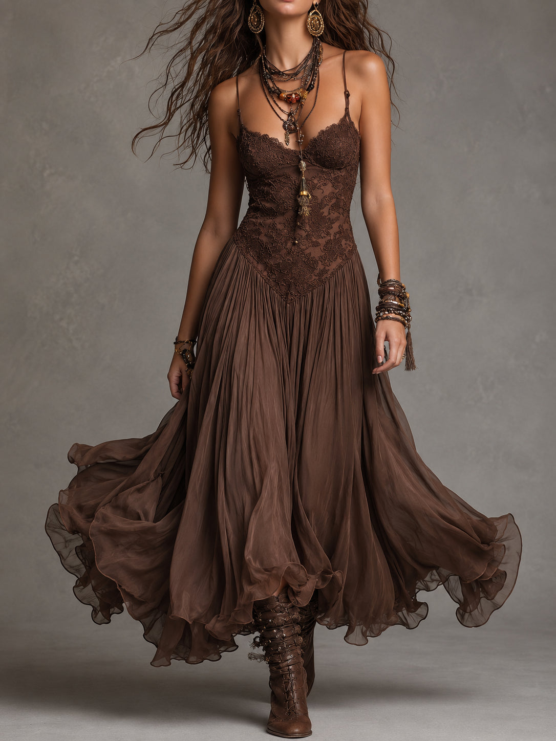 Amelie – Mørkebrun chiffon-maxikjole