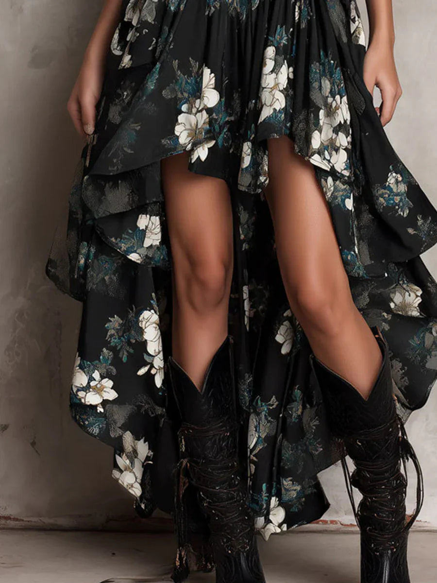 Sort lang stropløs kjole i boho-stil med blomsterprint og asymmetrisk snit