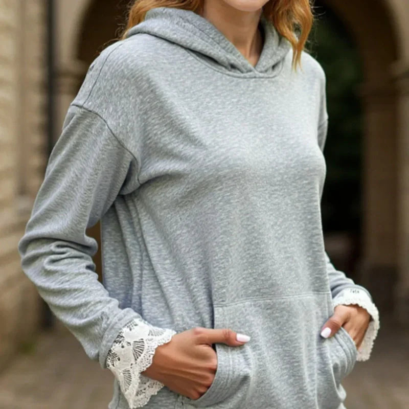 Aveline – Hoodie med blonder og blød komfort