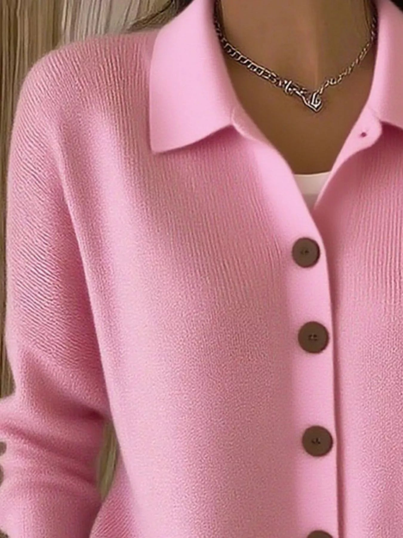 Mila™ – Elegant Striktrøje med Knapper