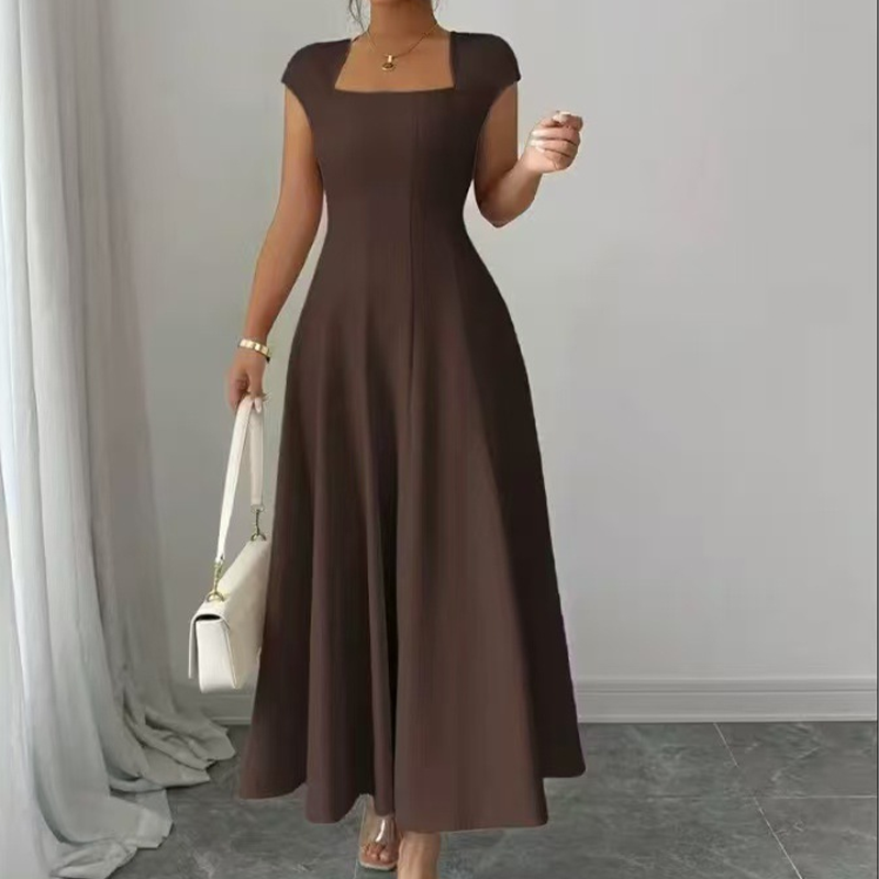 Alva – Elegant kjole med firkantet hals